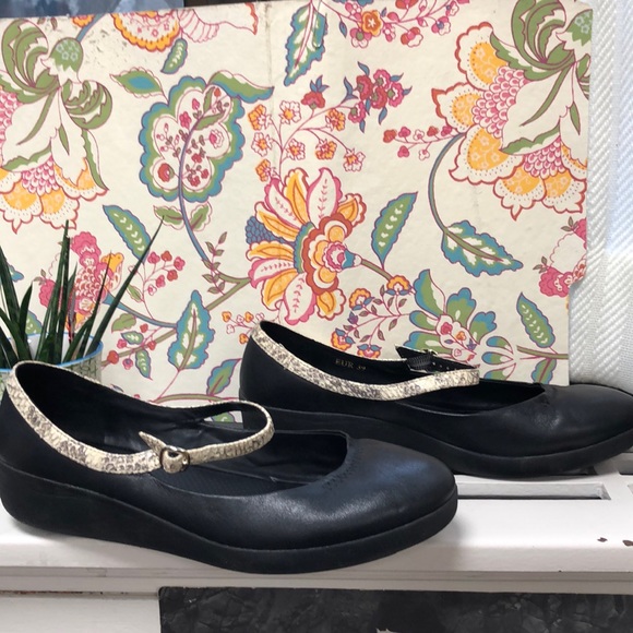 Fitflop Mary Janes! Cute and comfy. - Picture 4 of 7